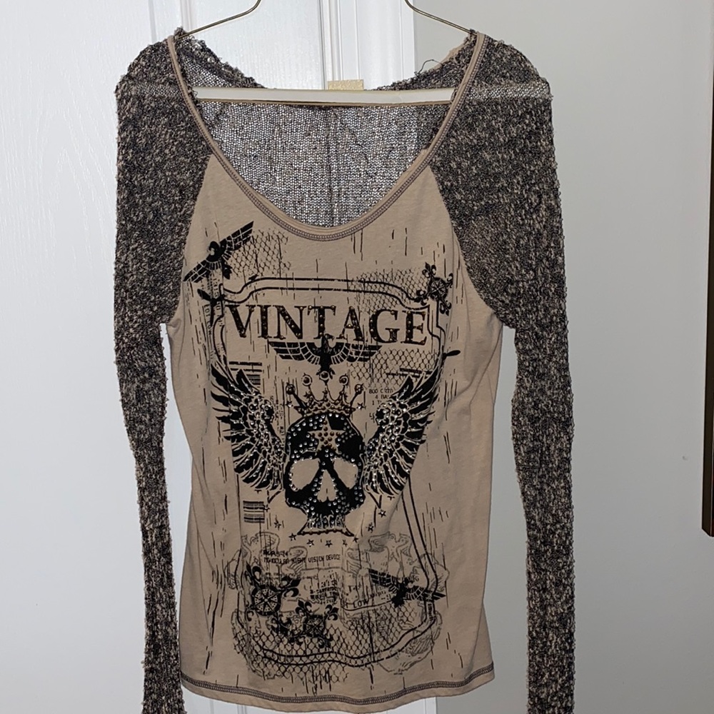 NEVER WORN SIZE MEDIUM LONG SLEEVE FROM BUCKLE